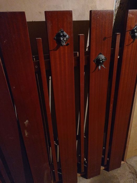 Продавам закачалки за дрехи за стена дървени 2бр.