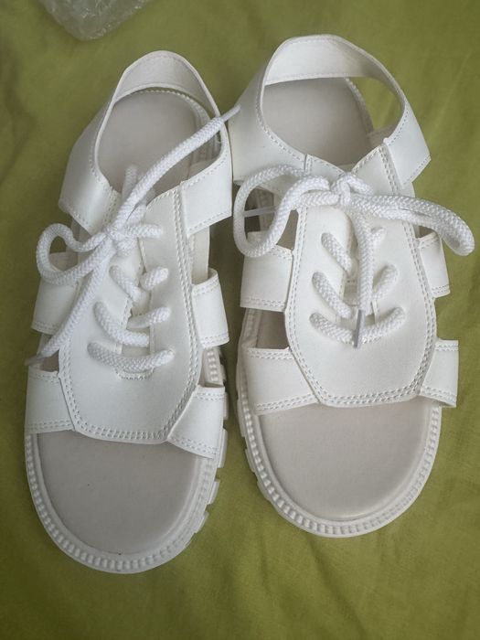 Сандали с връзки