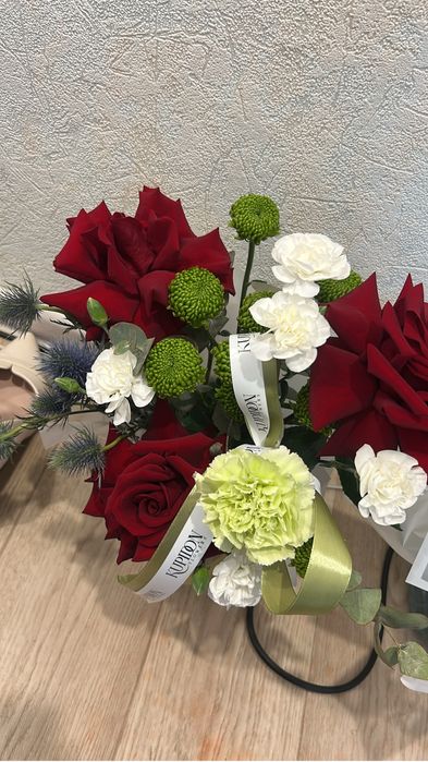 Цветы розы,  желтые тюльпаны