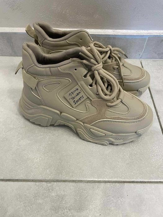 Дамски маратонки в бежово