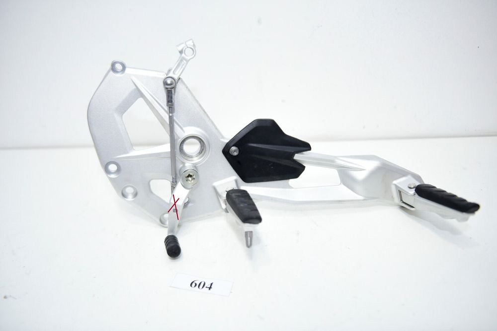 BMW K83 F900R Footrest Hanger stânga 46718404013 suport pentru