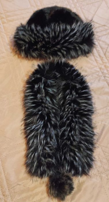 Красив зимен комплект - шапка , яка и помпони.