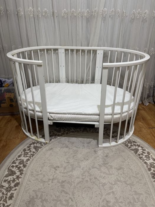 Сервант,стол и стул на 10 человек+ детская кровать