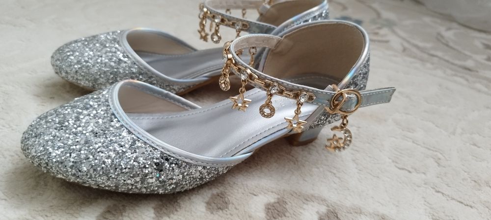 Детские туфли нарядные.