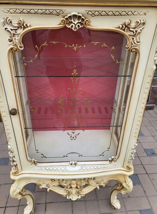 Прекрасна витрина марка Silik