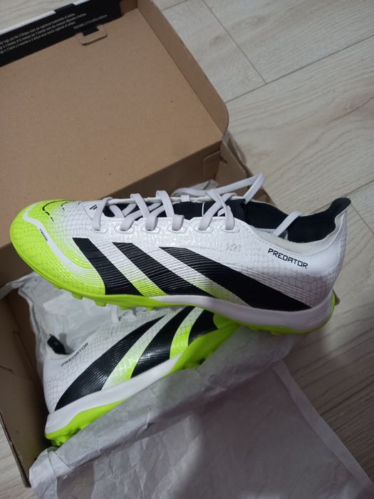 Ghete de fotbal Adidas Predator NOI ,mărimea 40