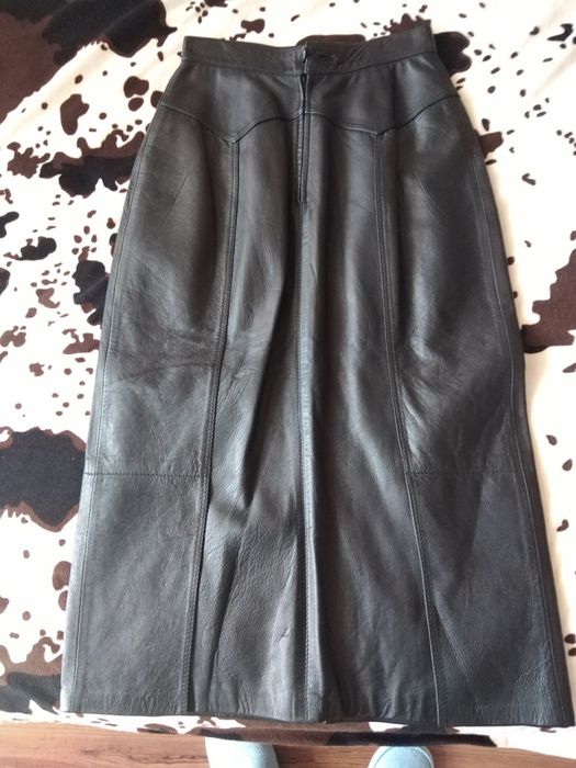 Черна пола от естествена кожа.