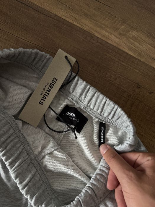 Pantaloni scurti gri Essentials