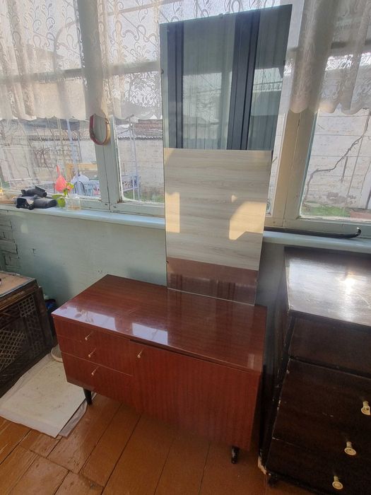 Продам трюмо с зеркалом