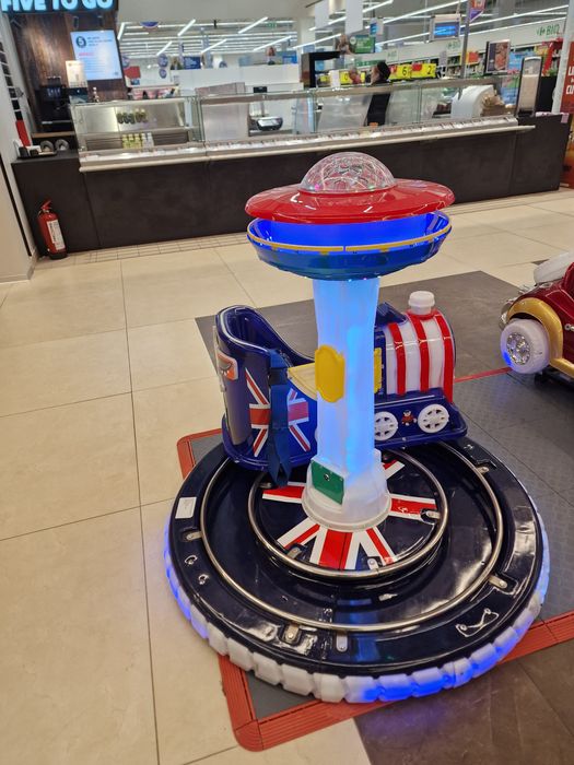 Carusel, trenulet loc de joaca parc de distractii copii