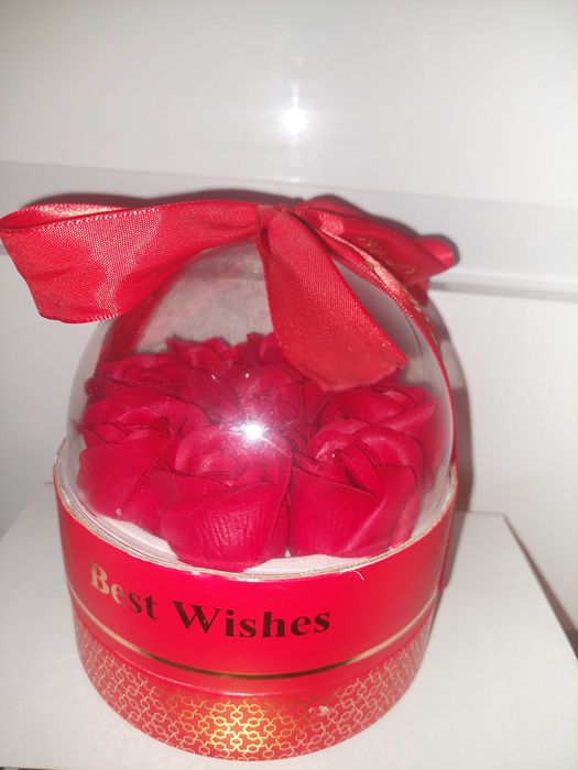 Cutie eleganta cu trandafiri de sapun in cupola si lantic cu pandativ