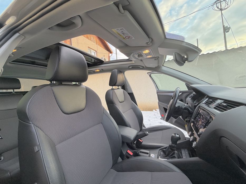 Skoda Octavia Ambition diesel 116cp DSG / Panorama / Piele / Bi-xenon LED / Distronic+