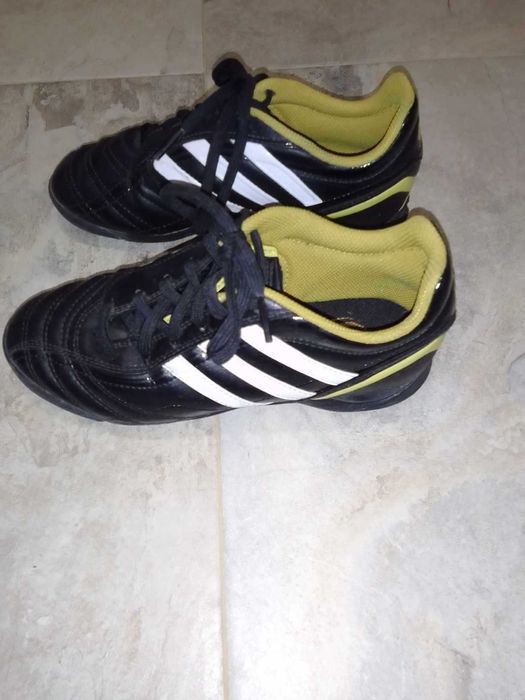 Продавам детски стоножки адидас 35 номер, много запазени, ест. кожа.