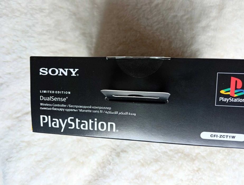 PlayStation 5 30th Anniversary Limited Edition Bundle + 2 броя лимитирани контролери и зарядна станция