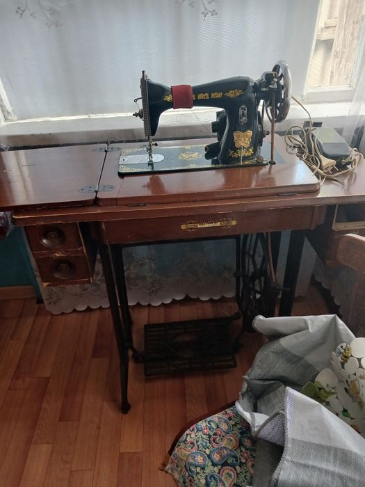Продаётся  Швейная машинка.