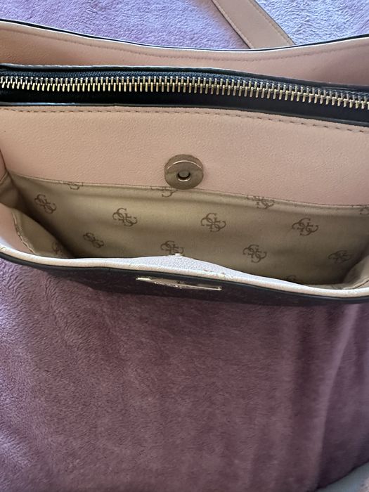 Дамска чанта Guess