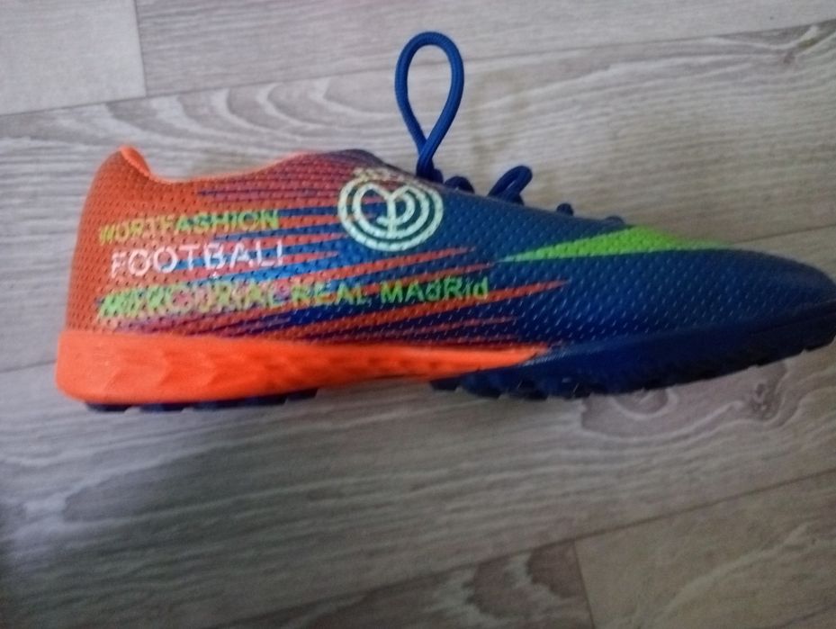 Кеды футбольные.