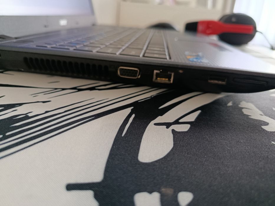 Ноутбук и наушник с мукрофоном