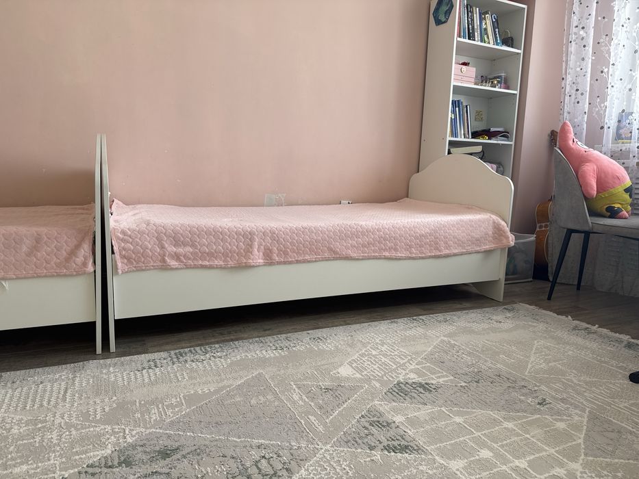 Две Кровати, б/у (в непохом состоянии) белого цвета