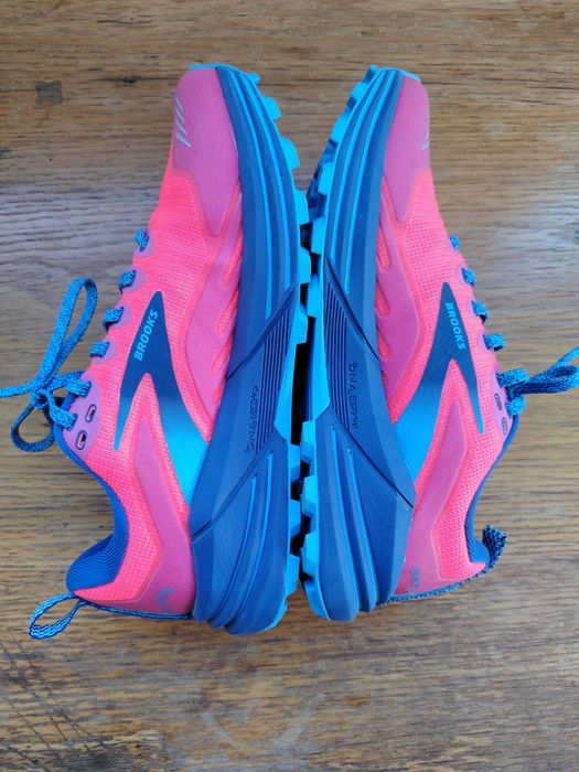 Adidași Brooks Cascadia 16 mărimea 38,5