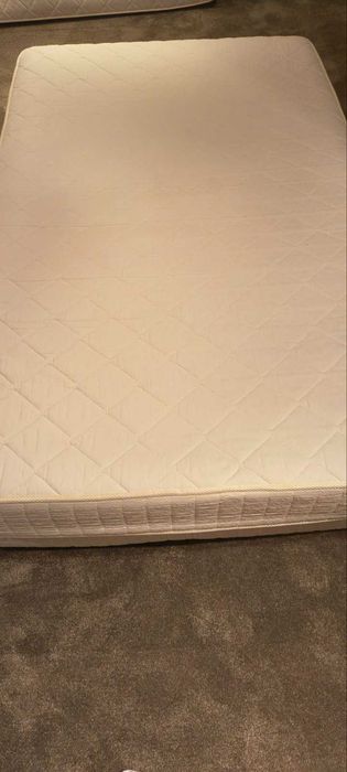Продавам матраци от хотел (120/200 и 180/200) – Изгодна цена и отлично състояние!