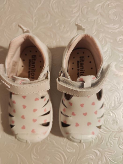 Нови детски сандали номер 20