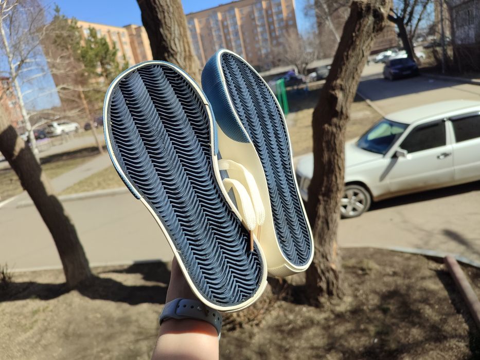 Абсолютно новые кеды