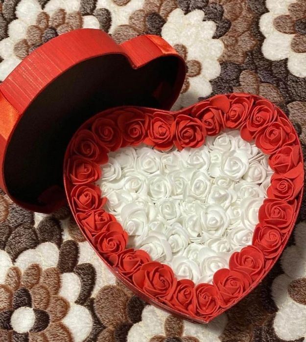 Кутия с вечни рози и перлички