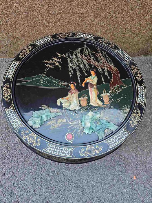 Конзолна витрина в стил Чипъндейл