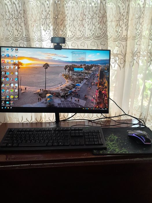 Кампютор   почти новый веб камера адаптер  есть