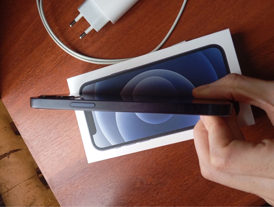 iPhone 12 128MB.
