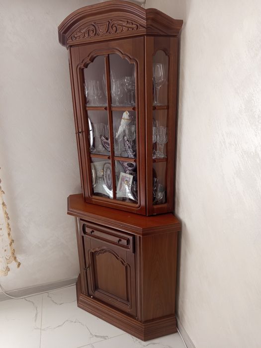 Старинен ъглов шкаф