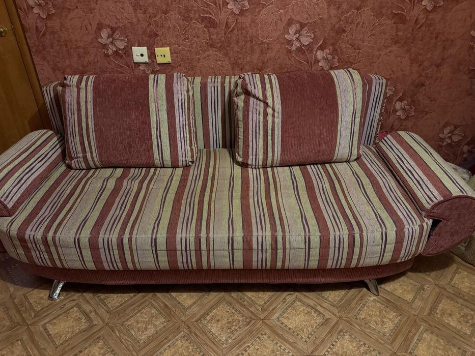 Продам стенку и две тахты.