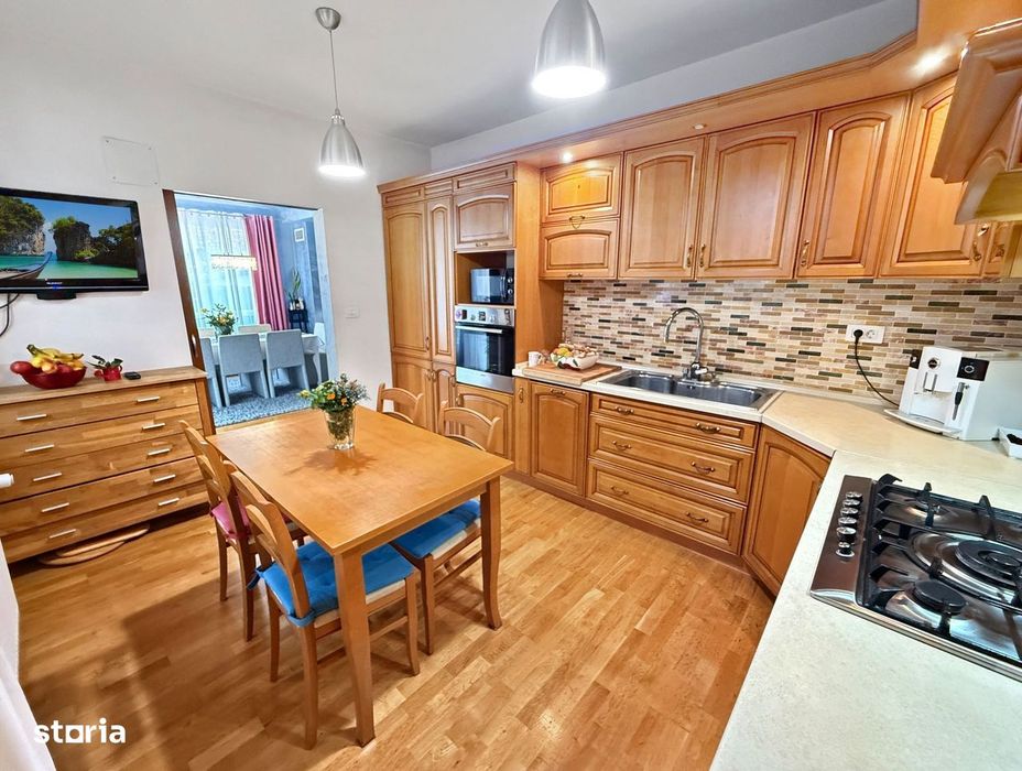 Două case separate , utilizare mixtă– rezidențial & comercial.