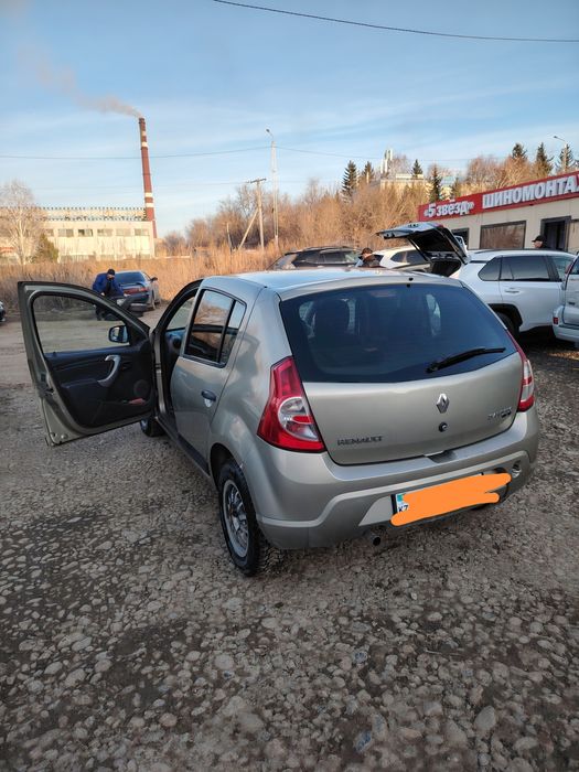 Машина Renault Sandero