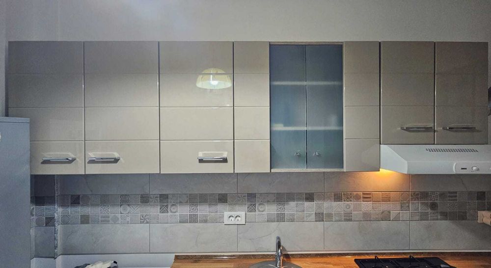 Bucatarie stejar gri + alb + folie lucioasa nisip 2,60m