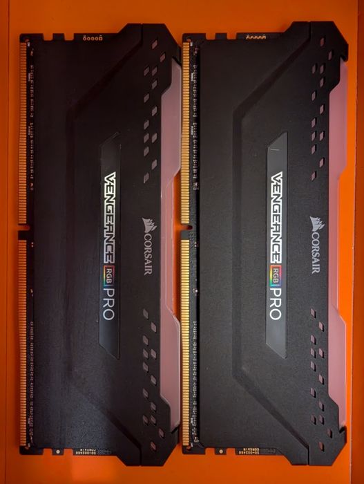 32GB (2x16GB) DDR4 RAM памет: Corsair Vengeance RGB PRO DDR4-3600 CL18