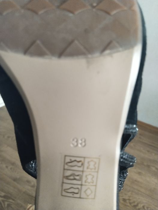Продам женские туфли