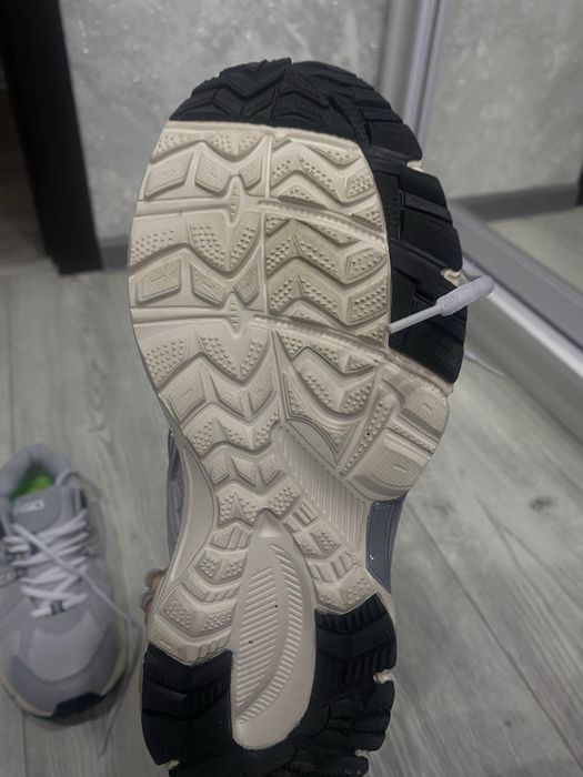 продам кроссовки asics