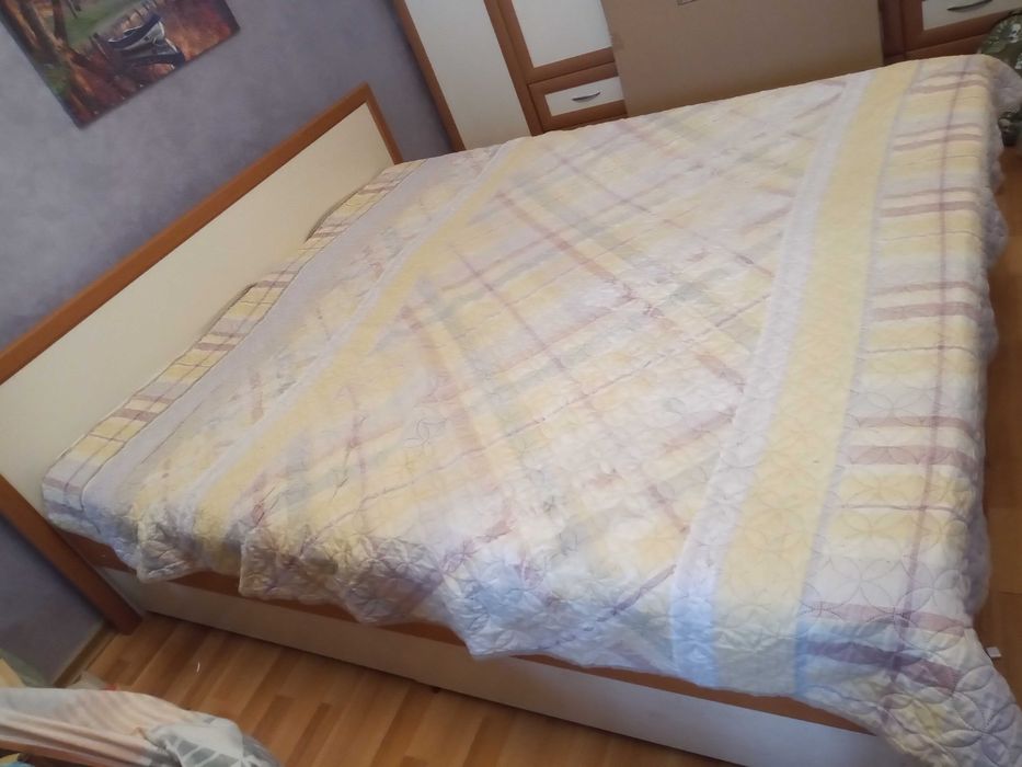 Продавам запазено легло спалня