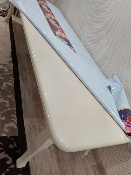 Продам стол и стулья для гостинной