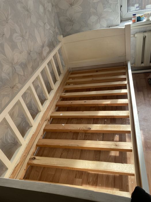 Кровать деревянная