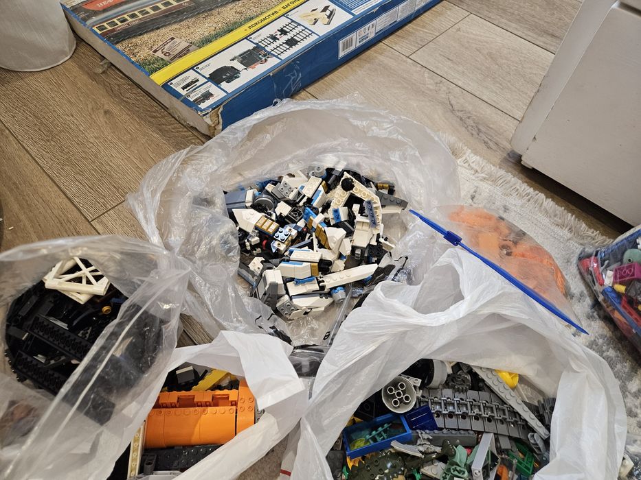 Продам более 2000 оригинальных деталей LEGO