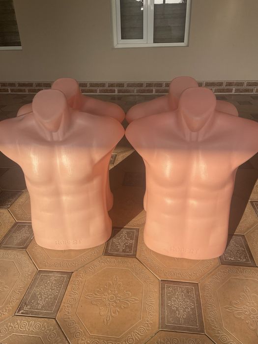 Маникены мужской 22 штук  состояние очень хорошая . женские 25 штук