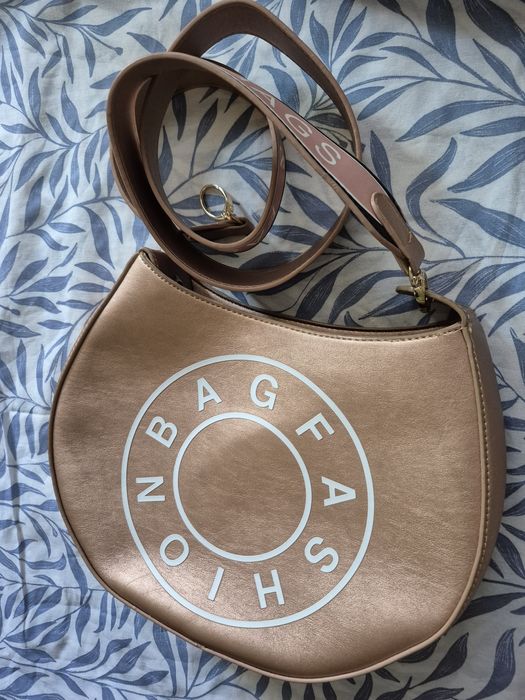 Дамска чанта модел кросбоди.С подарък.