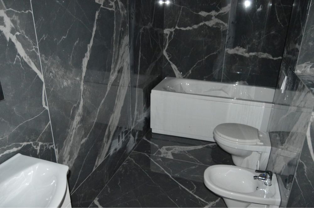 Vand apartament utilat mobilat .