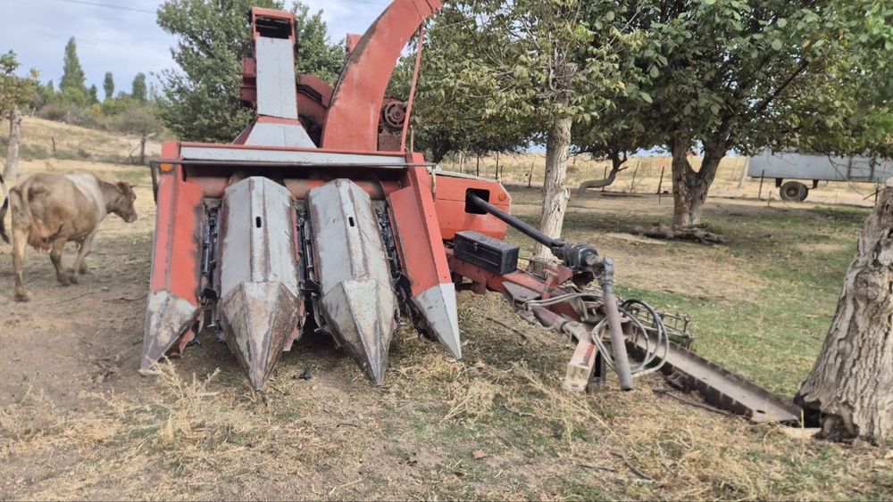 Makkajo‘xori va silos o‘radigan kombayn sotiladi