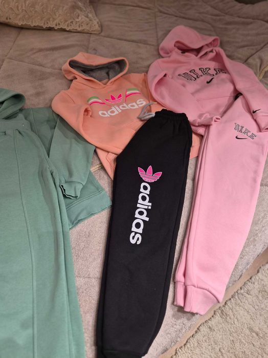 Продавам екипи за момиче