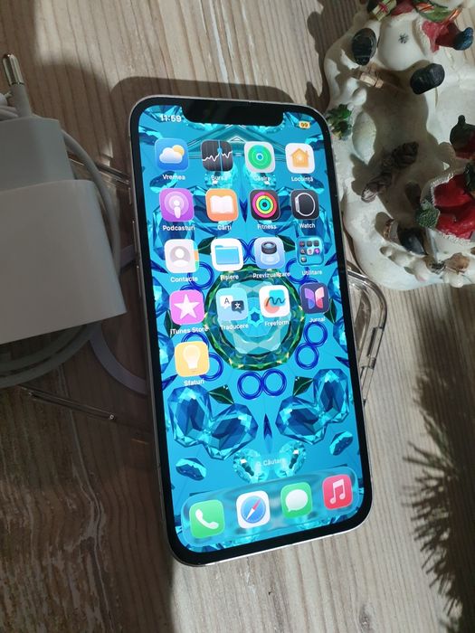 Vând iPhone 13 - White- liber de rețea - impecabil