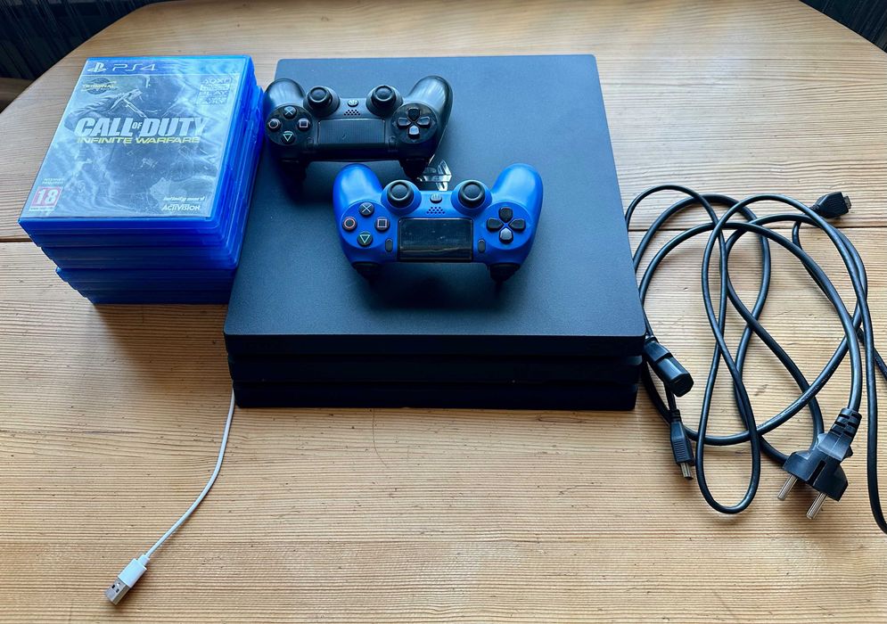 PlayStation 4 PRO + 2 джойстика и 8 игри Конзола Плейстейшън Call of duty, Fifa, WWE